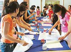 Students learn fabric painting 